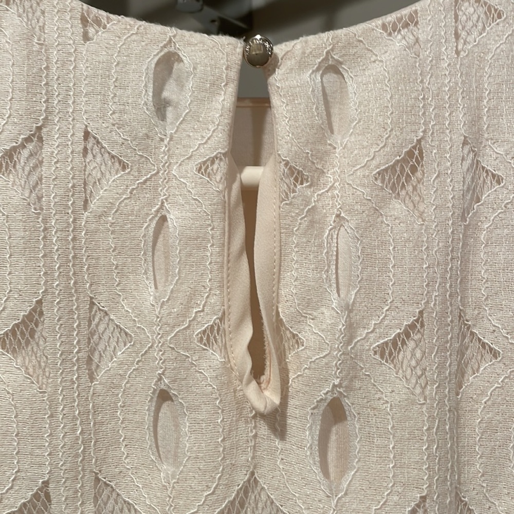 Vince Camuto - HIGH / LOW MODERN LACE TOP - Picture 5 of 6